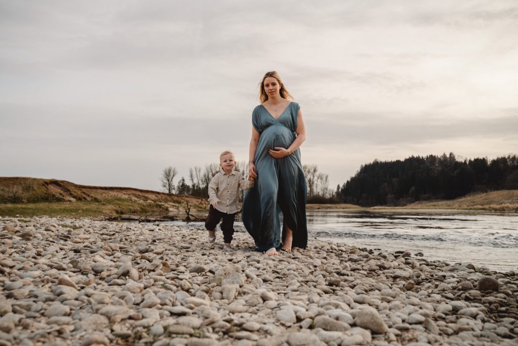 Babybauchfoto, Outdoor, Berge, See, Fluss, Biberach, Mengen, Bad Saulgau, Sigmaringen, Bodensee, Familienfotograf