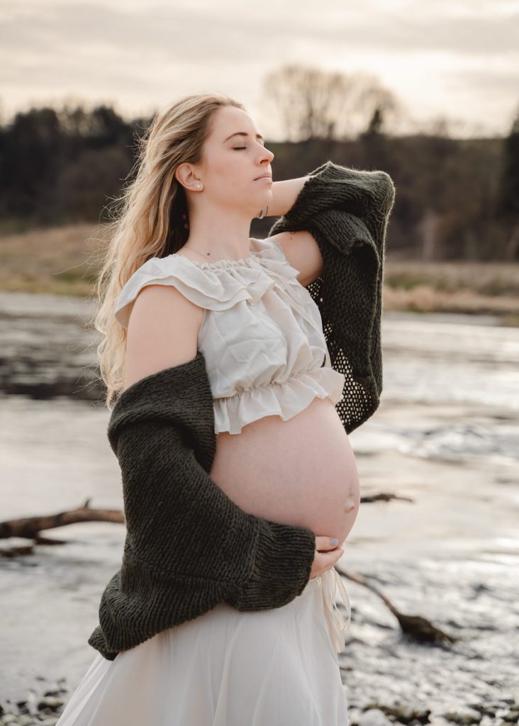 Babybauchfoto, Outdoor, Berge, See, Fluss, Biberach, Mengen, Bad Saulgau, Sigmaringen, Bodensee, Familienfotograf