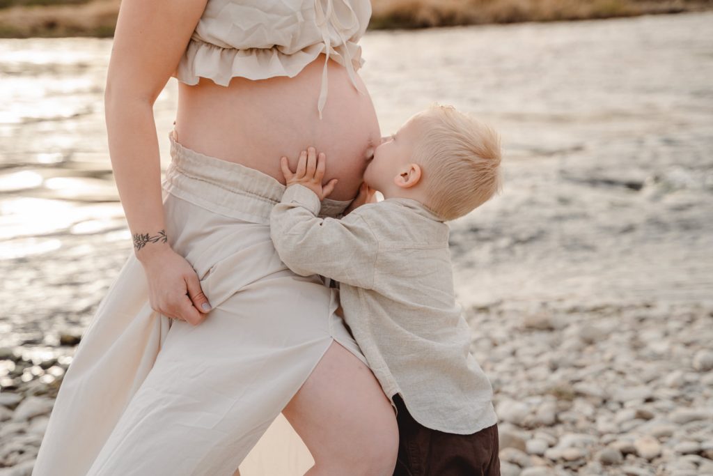 Babybauchfoto, Outdoor, Berge, See, Fluss, Biberach, Mengen, Bad Saulgau, Sigmaringen, Bodensee, Familienfotograf