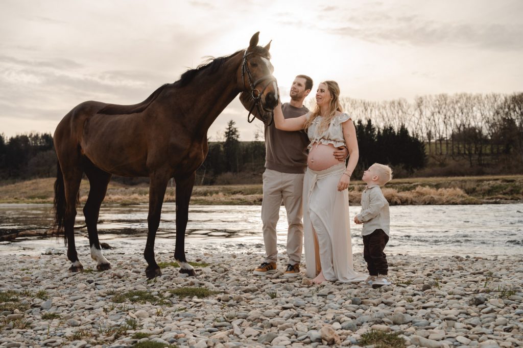 Babybauchfoto, Outdoor, Berge, See, Fluss, Biberach, Mengen, Bad Saulgau, Sigmaringen, Bodensee, Familienfotograf