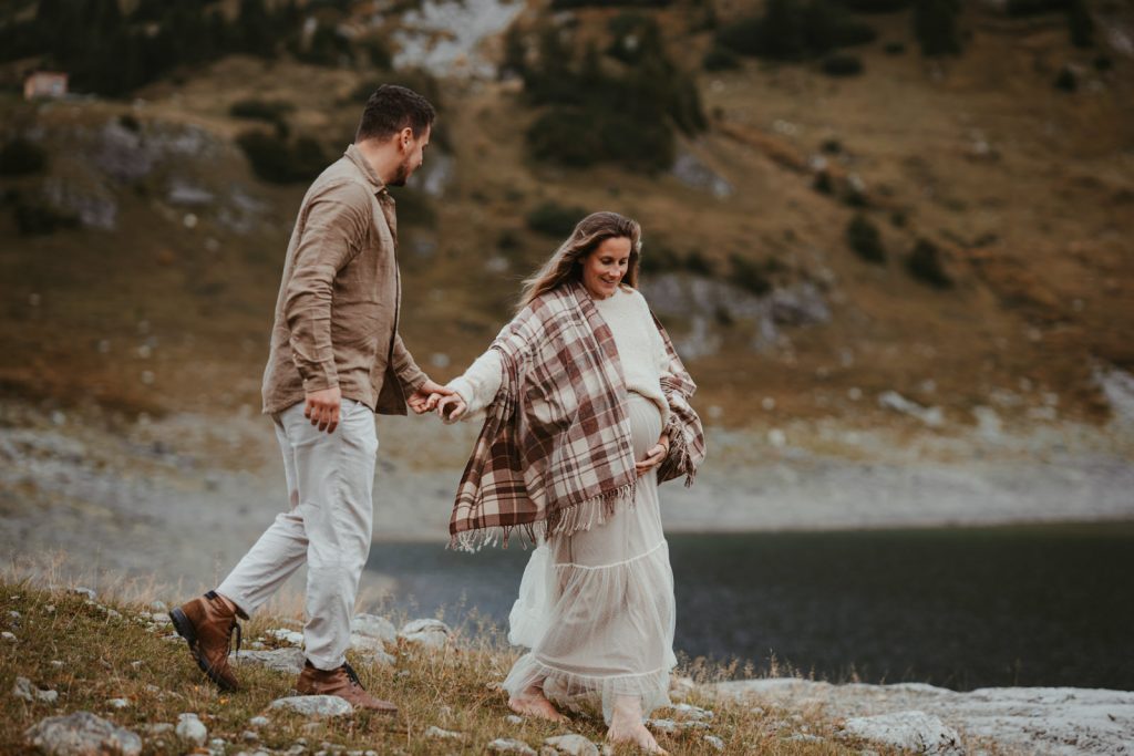 Babybauchfoto, Outdoor, Berge, See, Fluss, Biberach, Mengen, Bad Saulgau, Sigmaringen, Bodensee, Familienfotograf