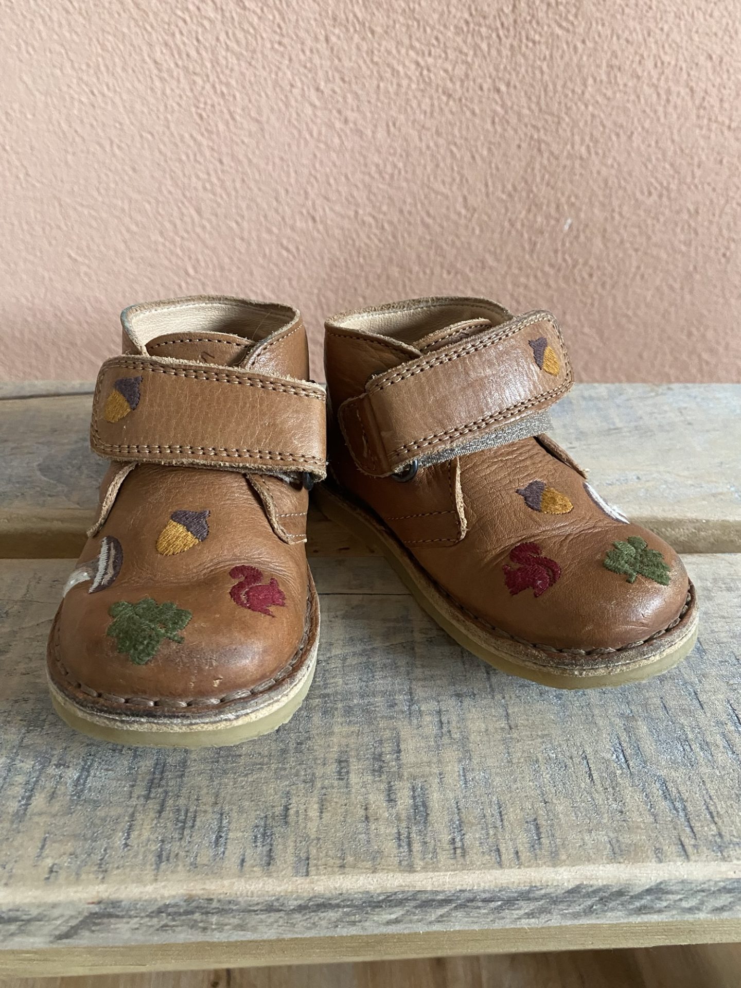 Schuhe Waldmotiv